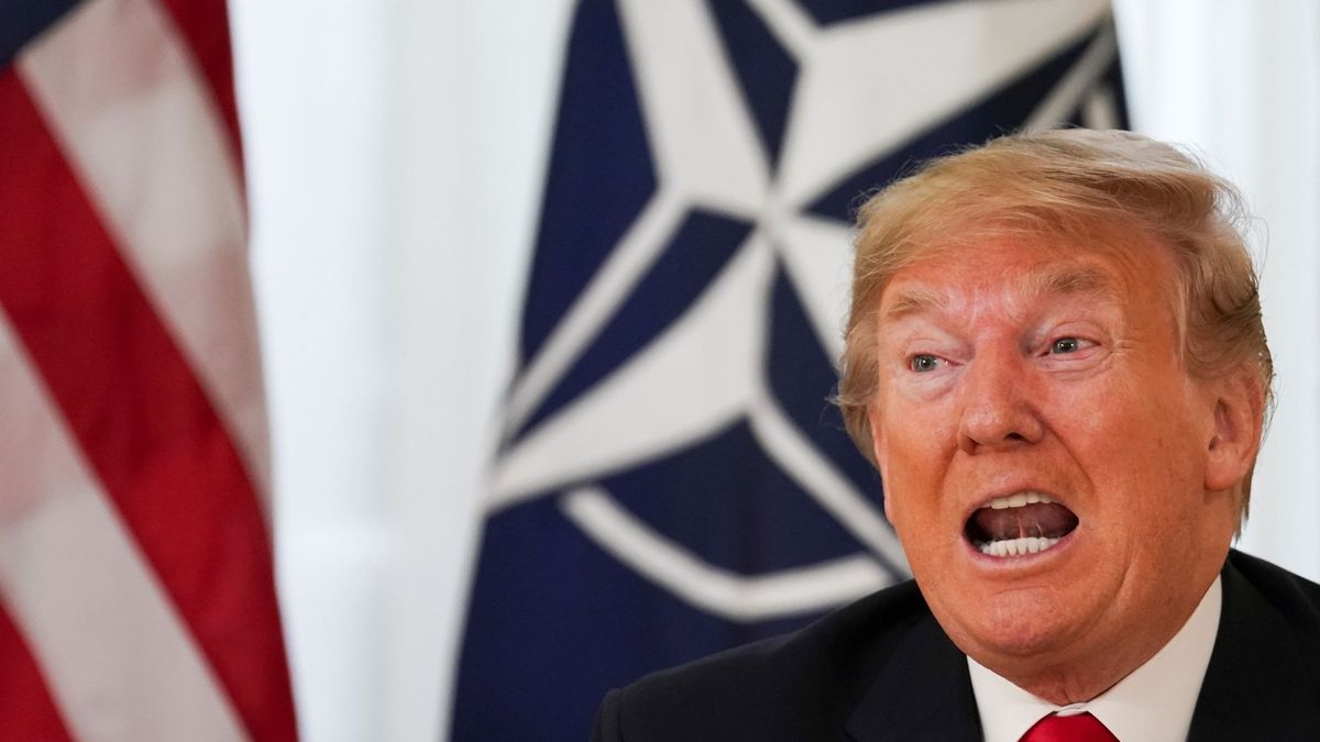 Trump se před summitem NATO pustil do Macrona